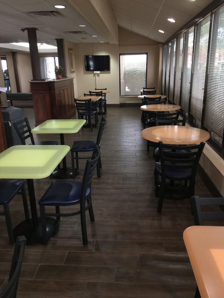 Days By Wyndham North Exit 4 Motel Clarksville