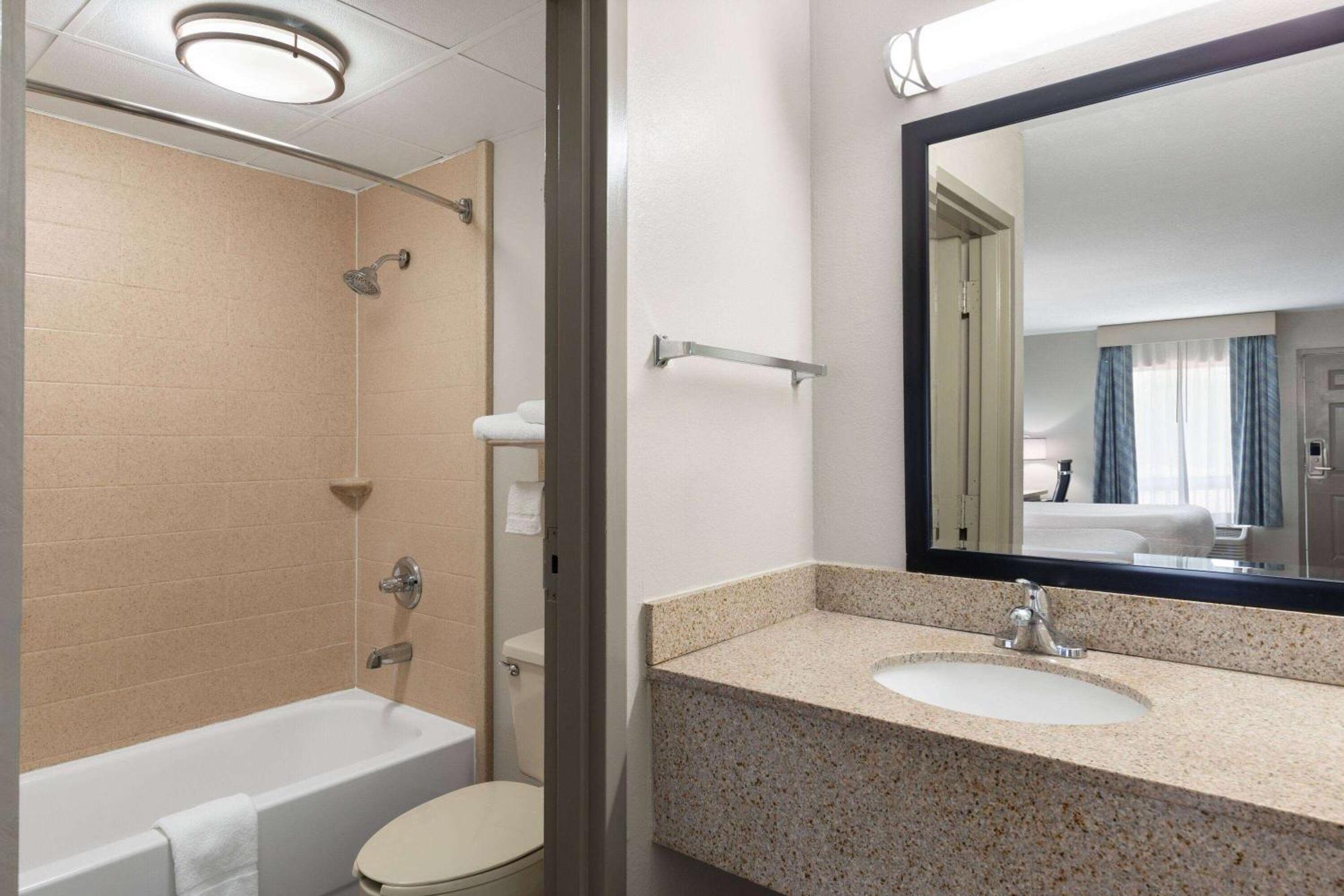 Days By Wyndham North Exit 4 Motel 2*